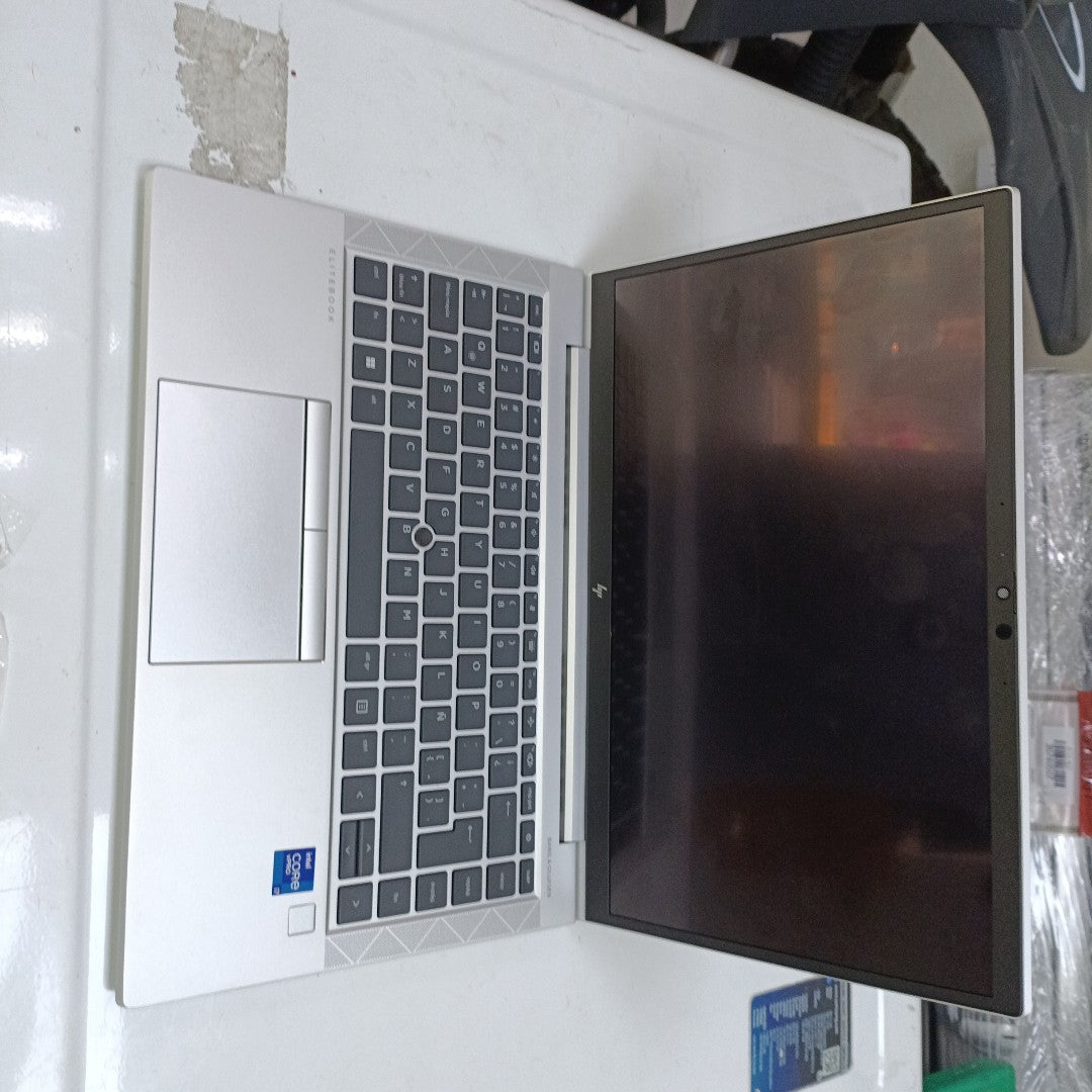 LAPTOP HP ELITEBOOK 840 G8 (2023) 256 GB SSD 16 GB RAM (SEMINUEVO)