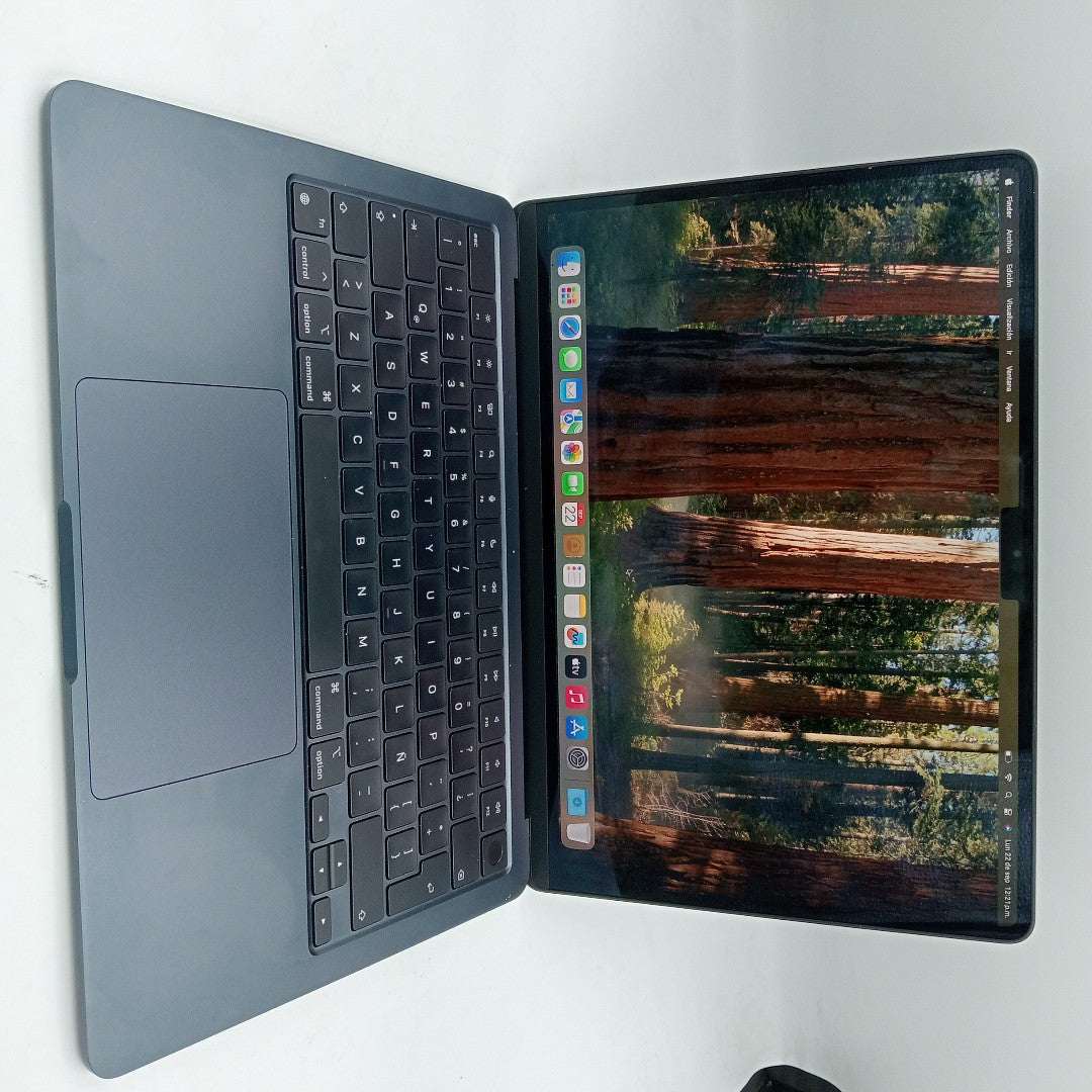 LAPTOP APPLE MACBOOK AIR 13" 2022 3.49 A2681 (8 CPU/8 GPU) 256 GB SSD 8 GB RAM (SEMINUEVO)