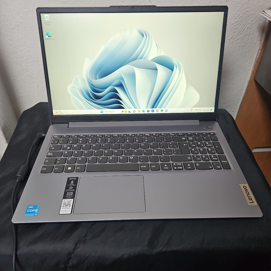 LAPTOP LENOVO IDEAPAD SLIM 3 15IRU8 (2023) 512 GB SSD 8 GB RAM (SEMINUEVO)