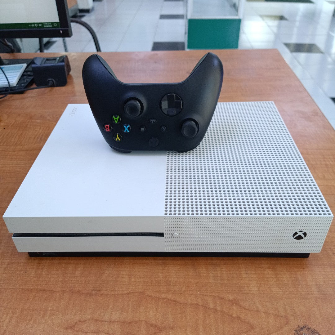 CONSOLA DE VIDEOJUEGO MICROSOFT XBOX ONE S 1 TB (SEMINUEVO)
