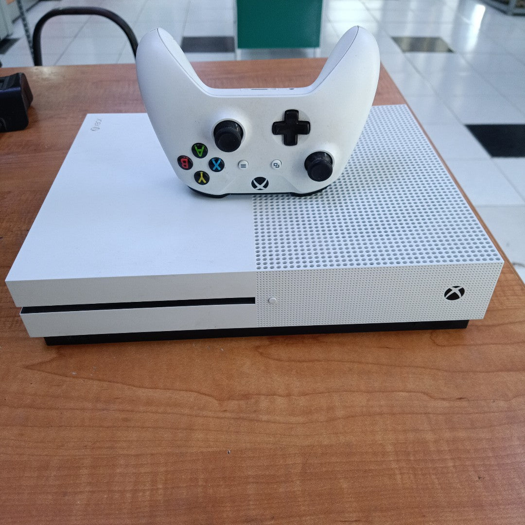 CONSOLA DE VIDEOJUEGO MICROSOFT XBOX ONE S 1 TB (SEMINUEVO)
