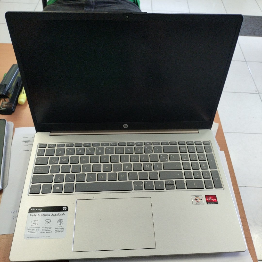 LAPTOP HP 15-FC0003LA (2023) 256 GB SSD 8 GB RAM (SEMINUEVO)