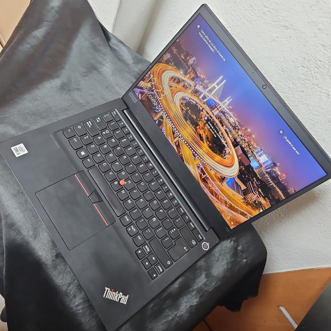 LAPTOP LENOVO THINKPAD E14 (2021) 256 GB SSD 8 GB RAM (SEMINUEVO)