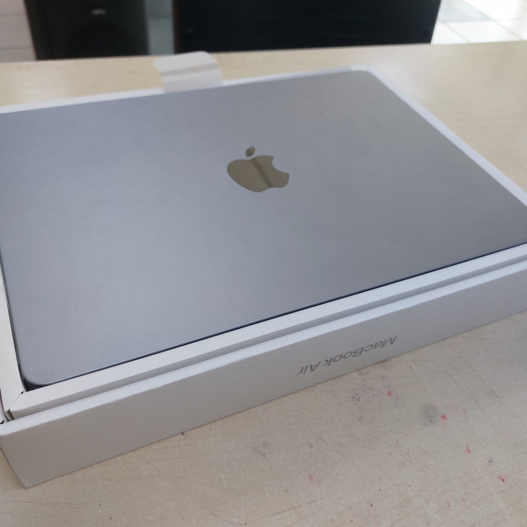 LAPTOP APPLE MACBOOK AIR 13" 2022 3.49 A2681 (8 CPU/8 GPU) 256 GB SSD 8 GB RAM (SEMINUEVO)