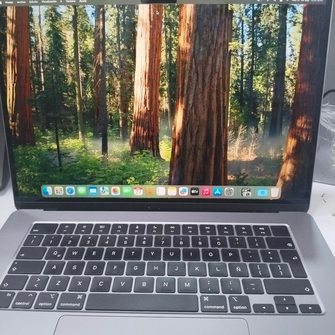 LAPTOP APPLE MACBOOK AIR 15" 2023 3.49 A2941 8 CPU/10 GPU 512 GB SSD 8 GB RAM (SEMINUEVO)
