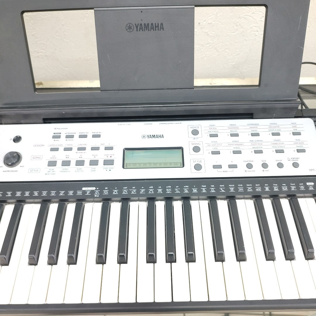 TECLADO YAMAHA YPT-270 61 TECLAS PANTALLA LCD (SEMINUEVO)