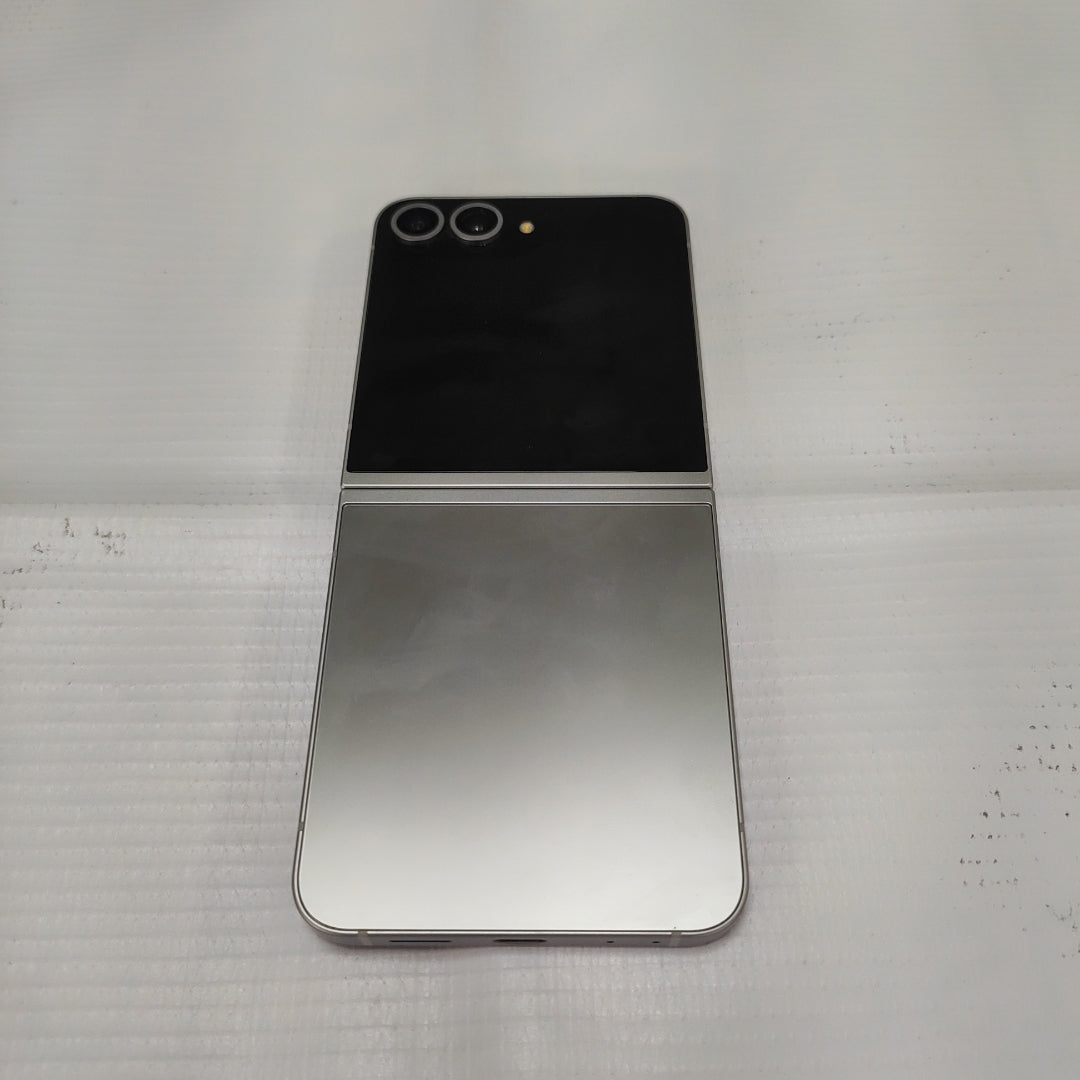 CELULAR SAMSUNG GALAXY Z FLIP6 SM-F741B (2024) 256 GB 12 GB RAM (SEMINUEVO)