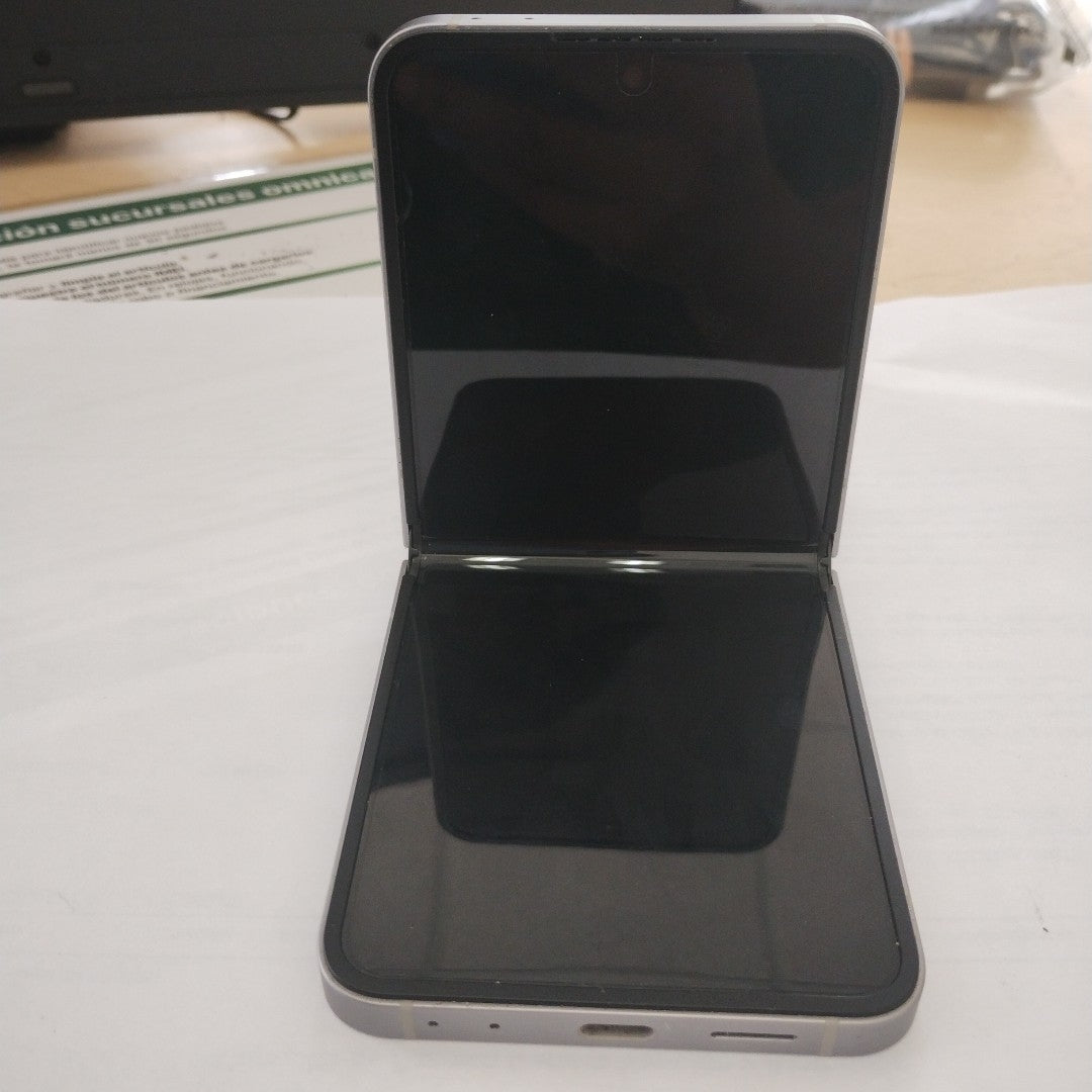 CELULAR SAMSUNG GALAXY Z FLIP6 SM-F741B (2024) 512 GB 12 GB RAM (SEMINUEVO)