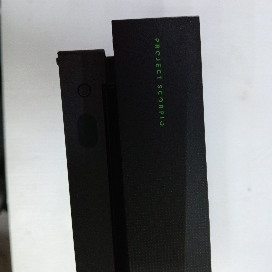 CONSOLA DE VIDEOJUEGO MICROSOFT XBOX ONE X 1 TB (SEMINUEVO)