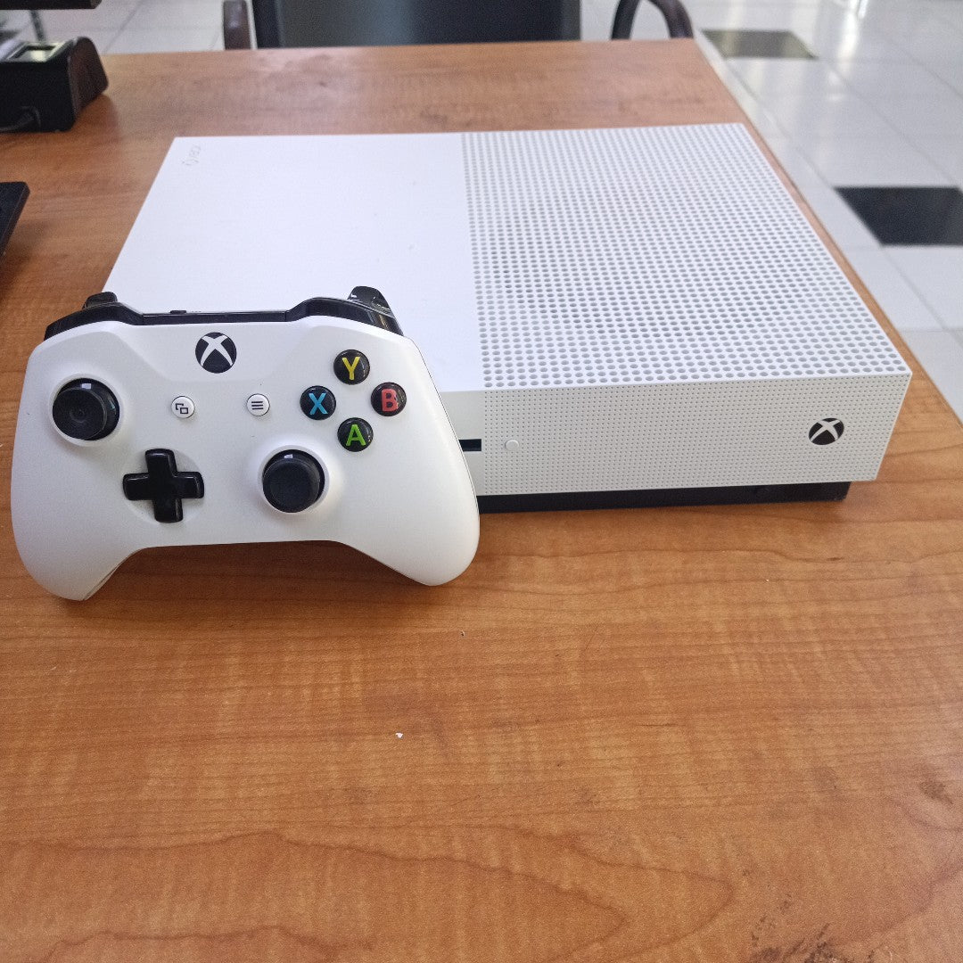 CONSOLA DE VIDEOJUEGO MICROSOFT XBOX ONE S 1 TB (SEMINUEVO)