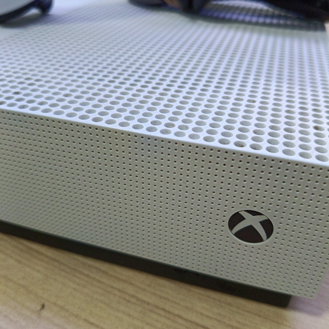CONSOLA DE VIDEOJUEGO MICROSOFT XBOX ONE S 1 TB (SEMINUEVO)