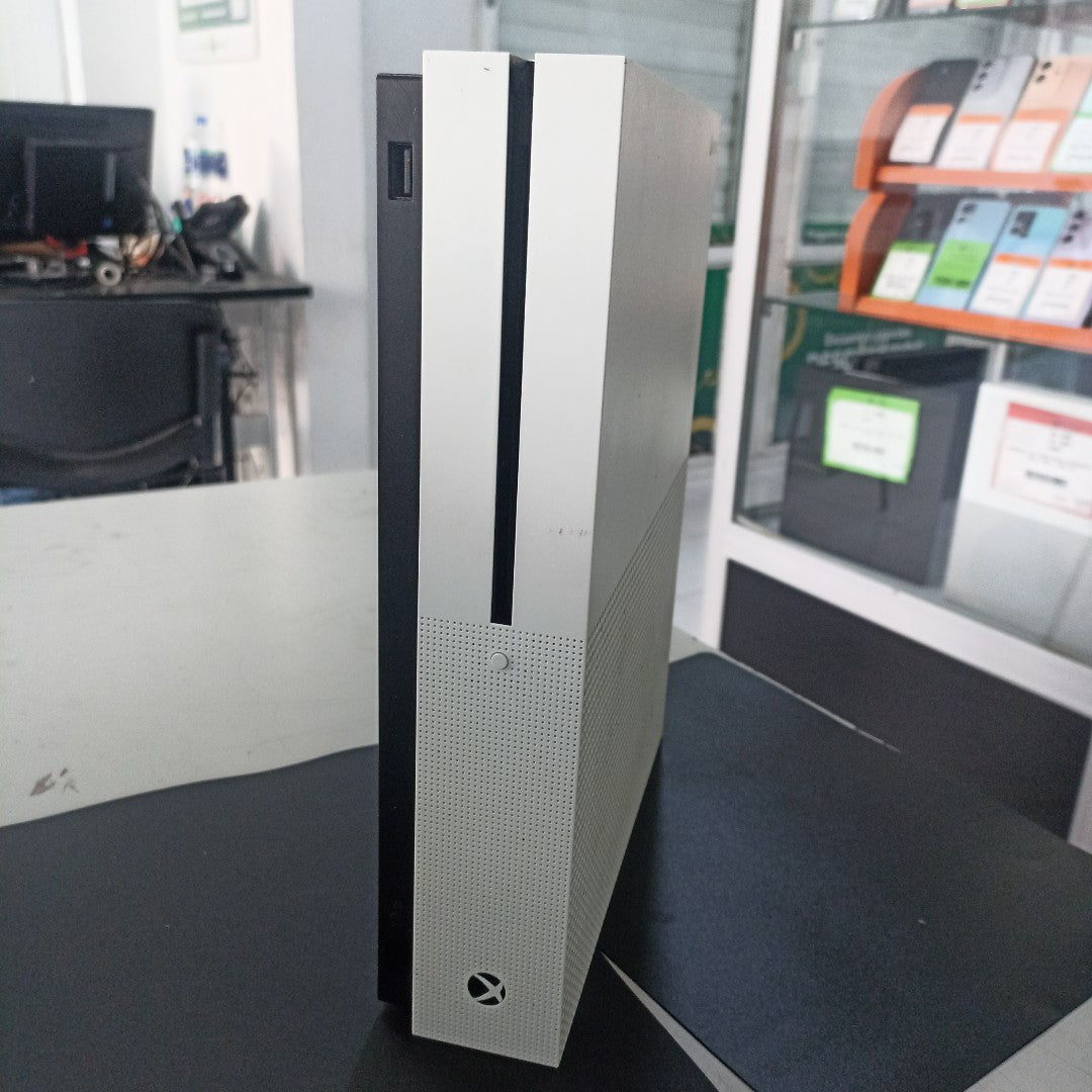 CONSOLA DE VIDEOJUEGO MICROSOFT XBOX ONE S 1 TB (SEMINUEVO)