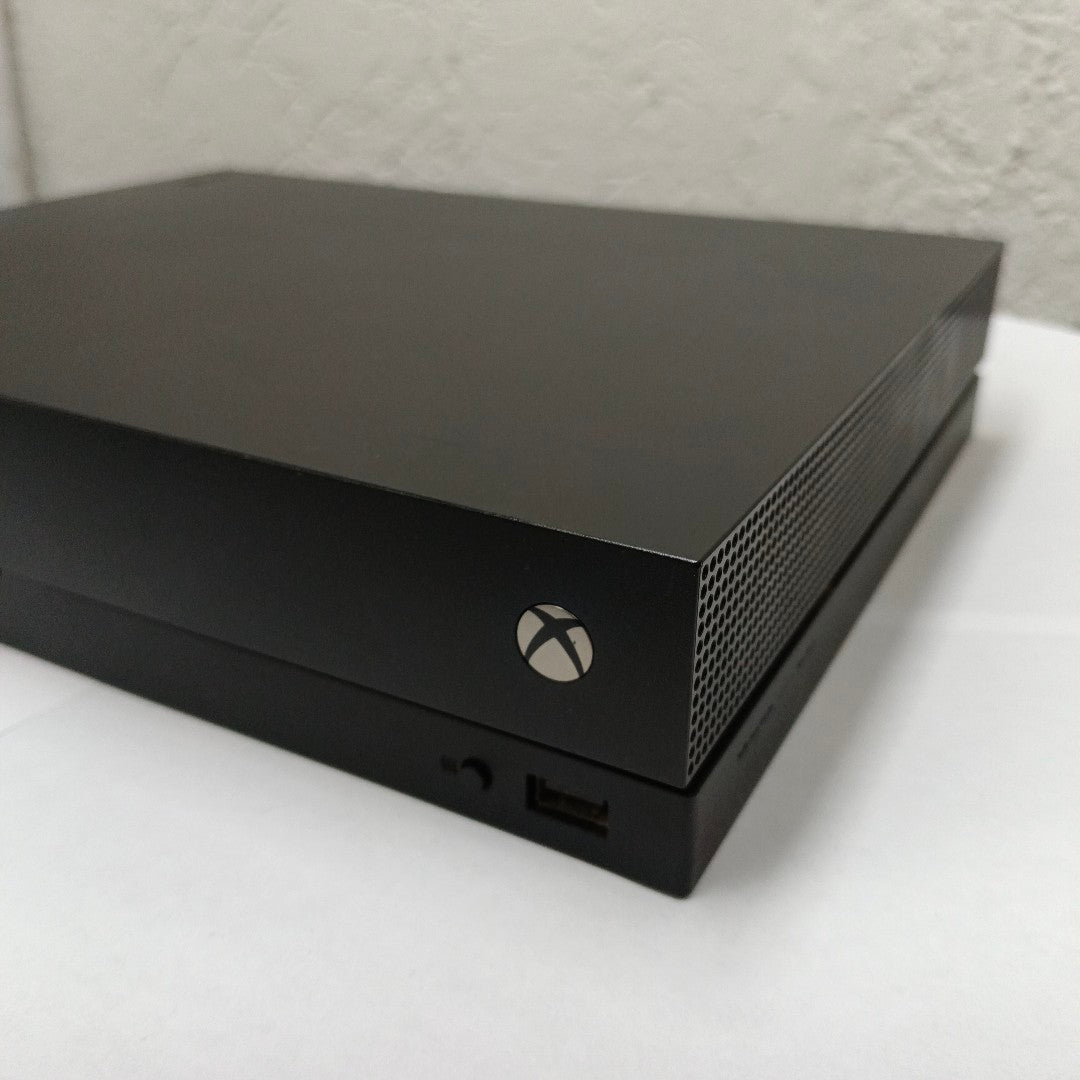 CONSOLA DE VIDEOJUEGO MICROSOFT XBOX ONE X 1 TB (SEMINUEVO)