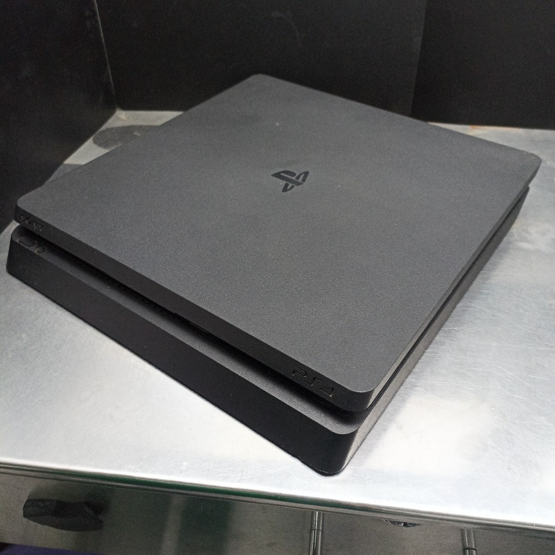 CONSOLA DE VIDEOJUEGO SONY PS4 SLIM 1 TB (SEMINUEVO)