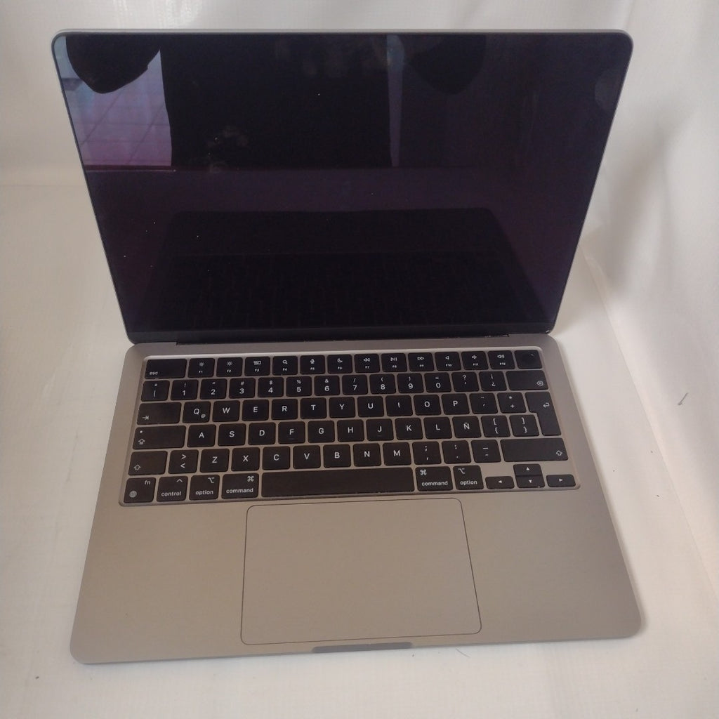 LAPTOP APPLE MACBOOK AIR 13" 2022 3.49 A2681 (8 CPU/8 GPU) 256 GB SSD 8 GB RAM (SEMINUEVO)