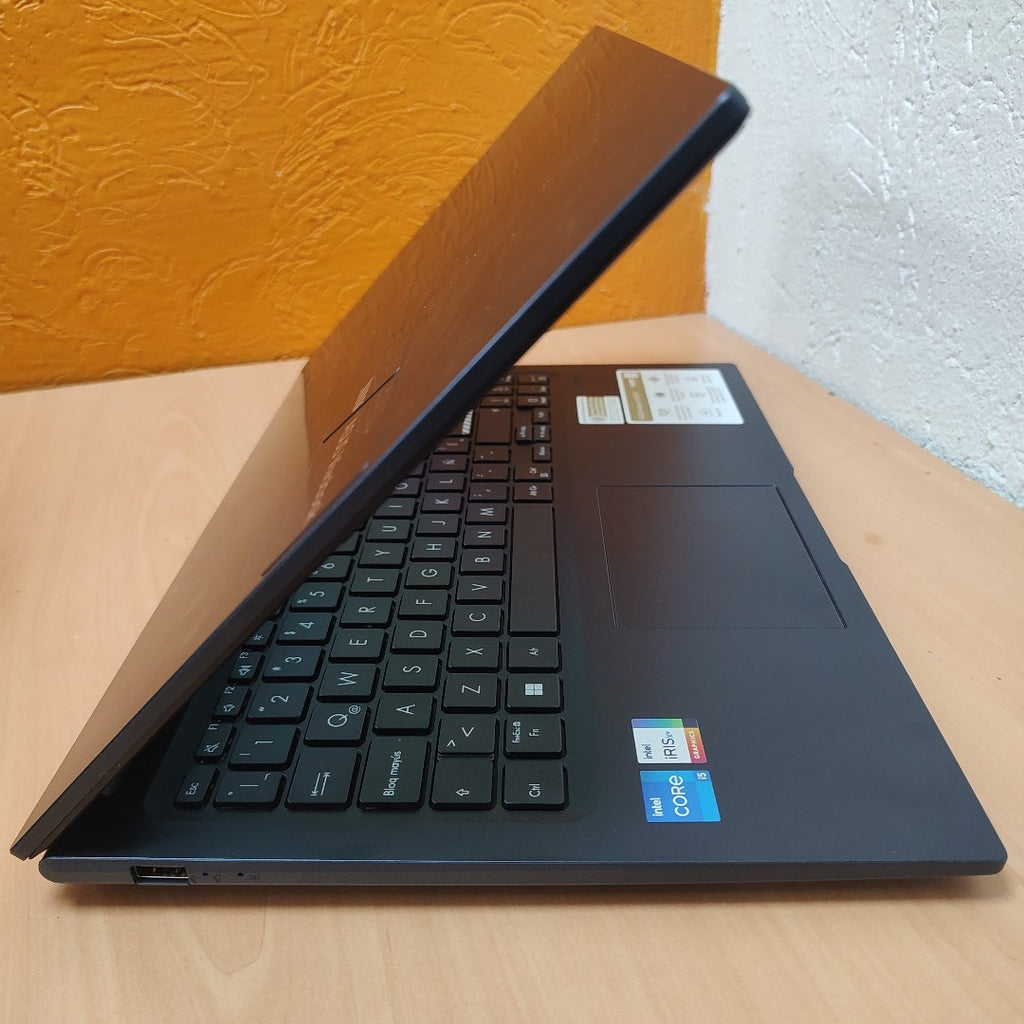 LAPTOP ASUS VIVOBOOK 15 X1504VA-NJ511W (2024) 512 GB SSD 16 GB RAM (SEMINUEVO)