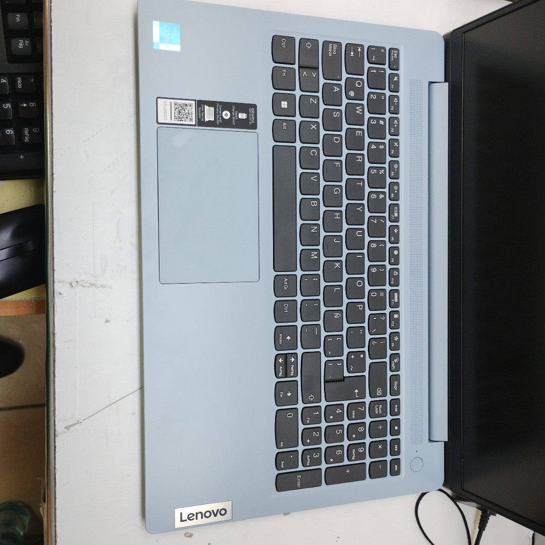 LAPTOP LENOVO IDEAPAD SLIM 3 15IAN8 (2025) 256 GB SSD 8 GB RAM (SEMINUEVO)