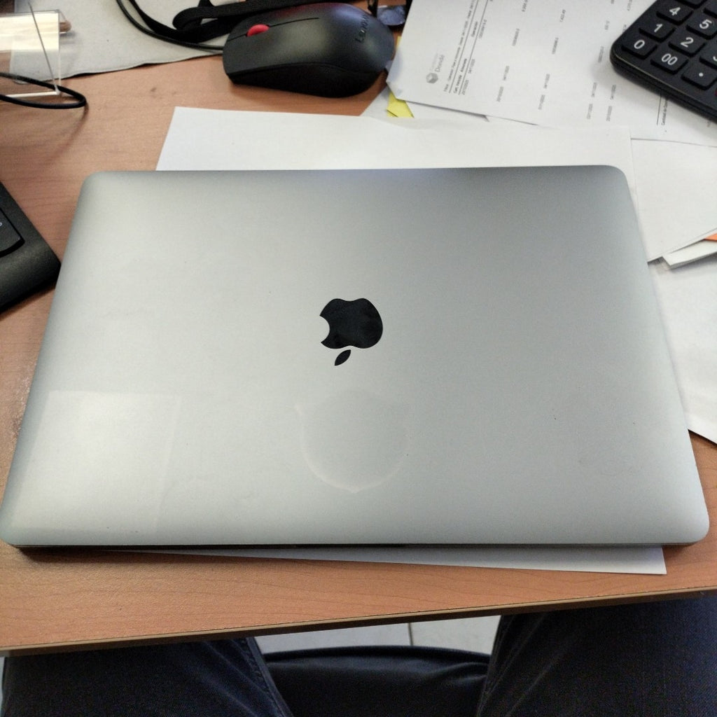 LAPTOP APPLE MACBOOK PRO 13" 2020 3.2 A2338 256 GB SSD 8 GB RAM (SEMINUEVO)