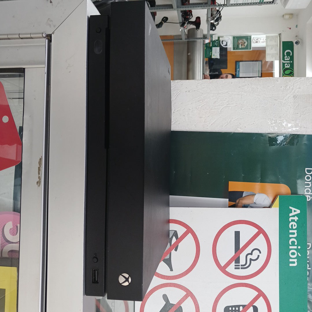 CONSOLA DE VIDEOJUEGO MICROSOFT XBOX ONE X 1 TB (SEMINUEVO)