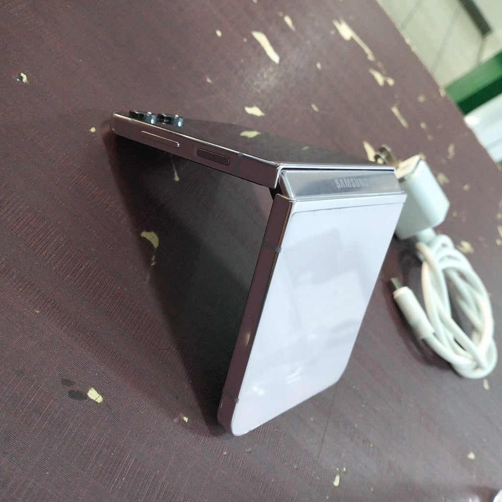 CELULAR SAMSUNG GALAXY Z FLIP 5 SM-F731B (2023) 256 GB 8 GB RAM (SEMINUEVO)