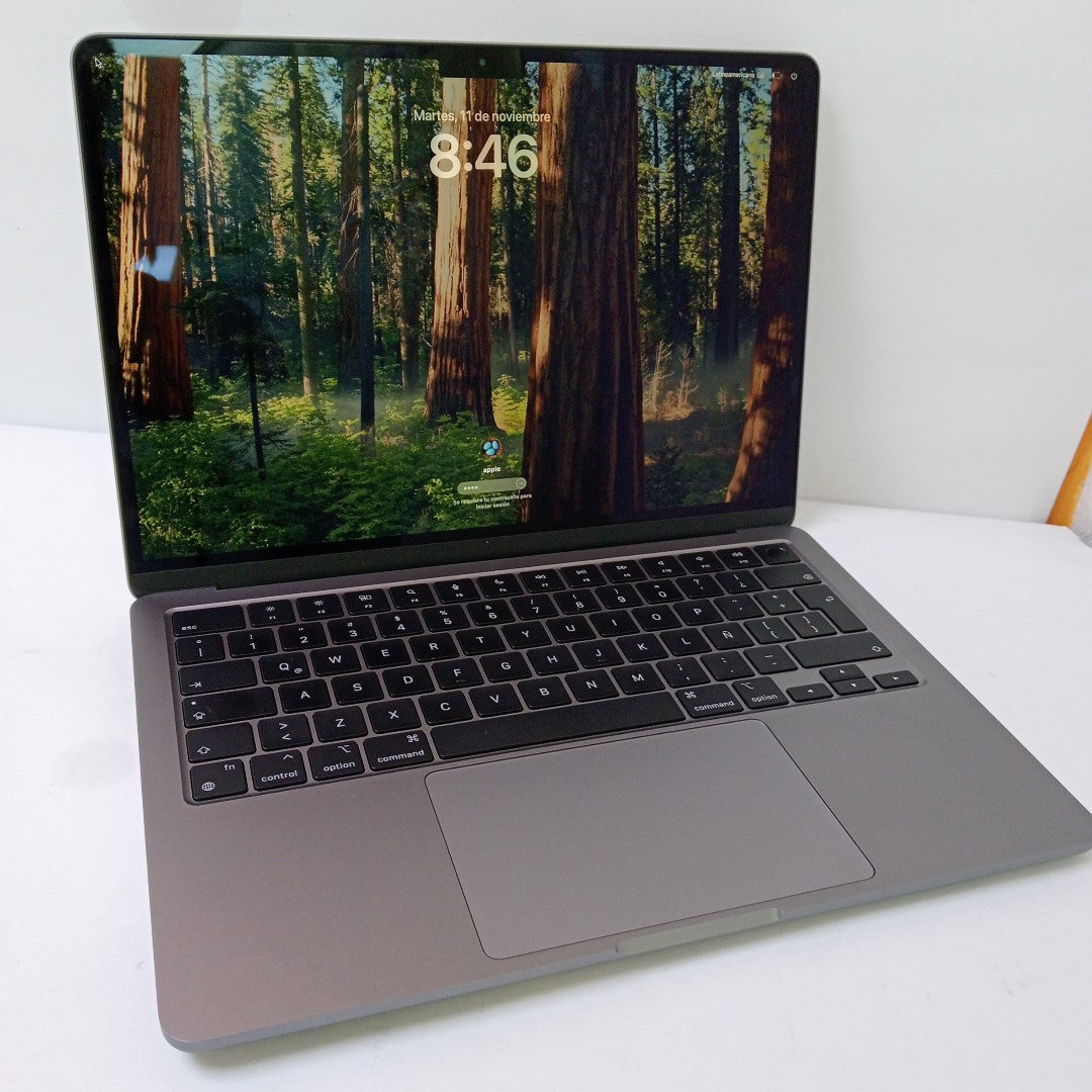 LAPTOP APPLE MACBOOK AIR 13" 2022 3.49 A2681 (8 CPU/8 GPU) 256 GB SSD 16 GB RAM (SEMINUEVO)