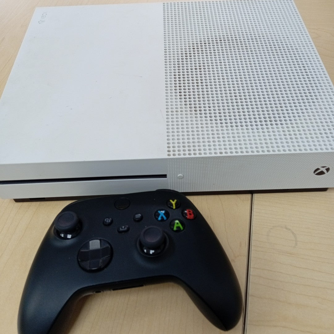 CONSOLA DE VIDEOJUEGO MICROSOFT XBOX ONE S 1 TB (SEMINUEVO)