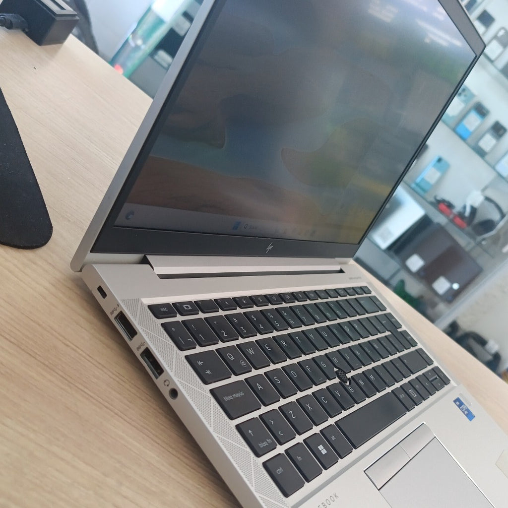 LAPTOP HP ELITEBOOK 840 G8 (2023) 256 GB SSD 16 GB RAM (SEMINUEVO)