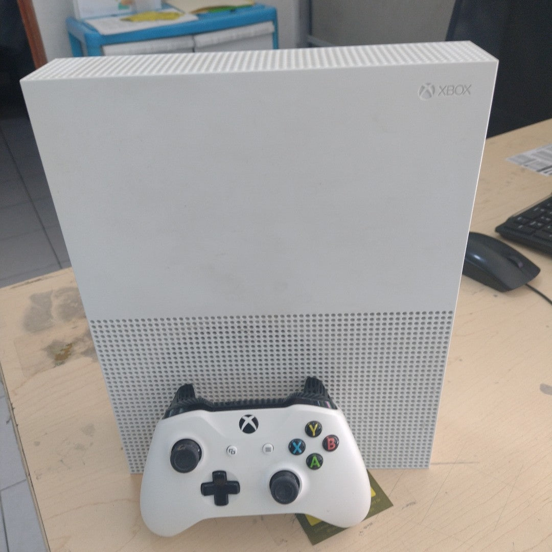 CONSOLA DE VIDEOJUEGO MICROSOFT XBOX ONE X 1 TB (SEMINUEVO)