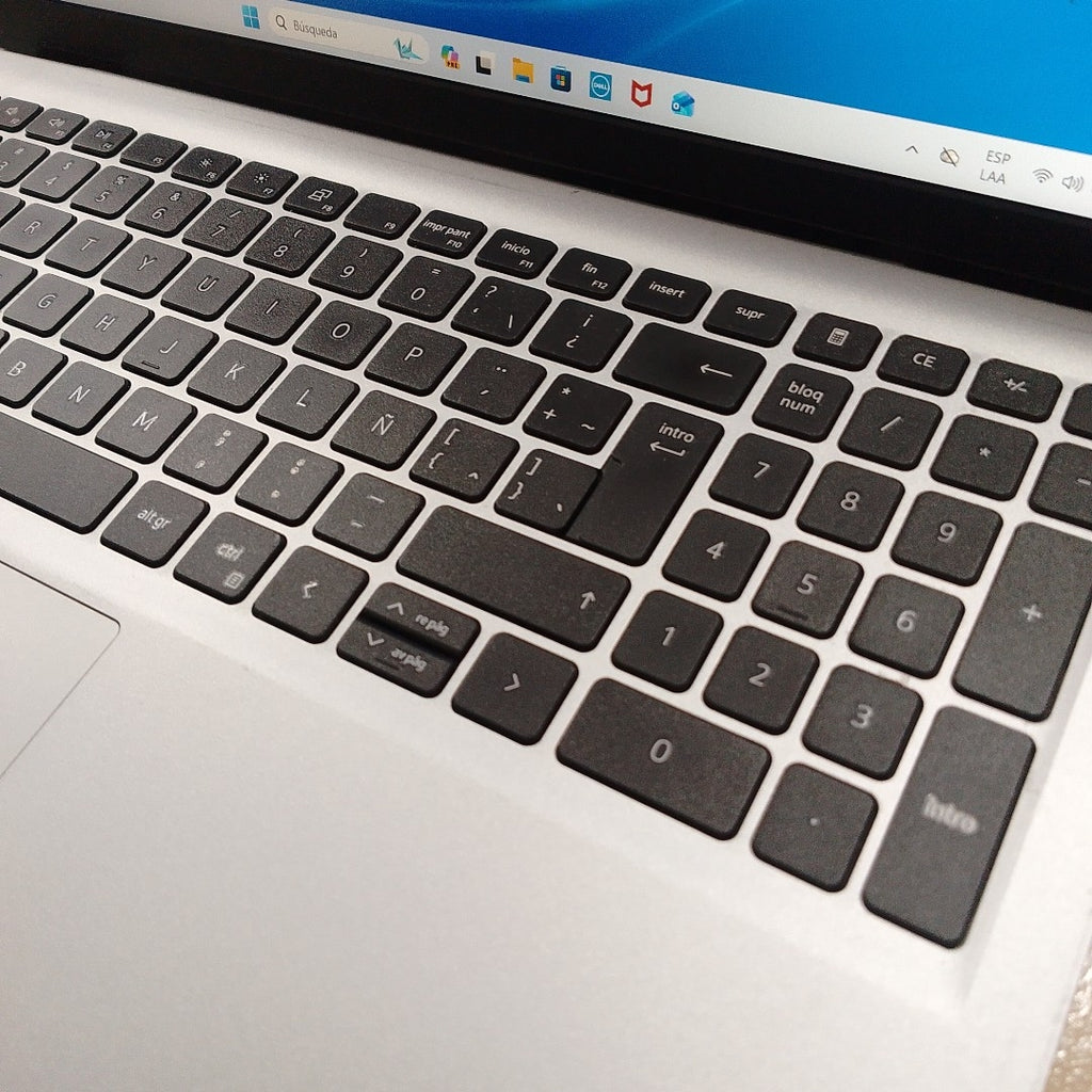 LAPTOP DELL INSPIRON 15 3520 (2024) 512 GB SSD 16 GB RAM (SEMINUEVO)