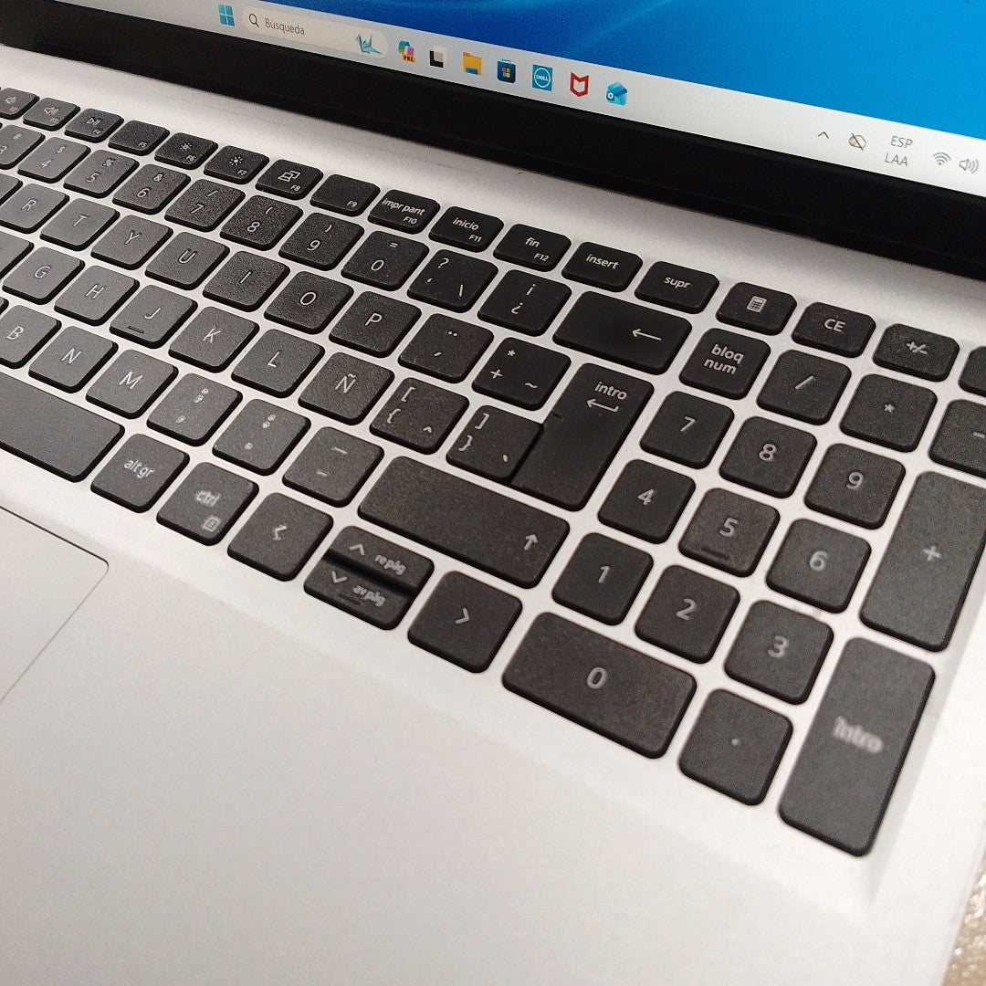 LAPTOP DELL INSPIRON 15 3520 (2024) 512 GB SSD 16 GB RAM (SEMINUEVO)