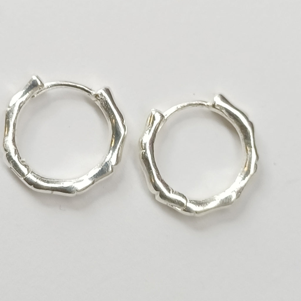 ARRACADAS HUGGIE MOTIVO BAMBU PLATA .925 3.1G (NUEVO)