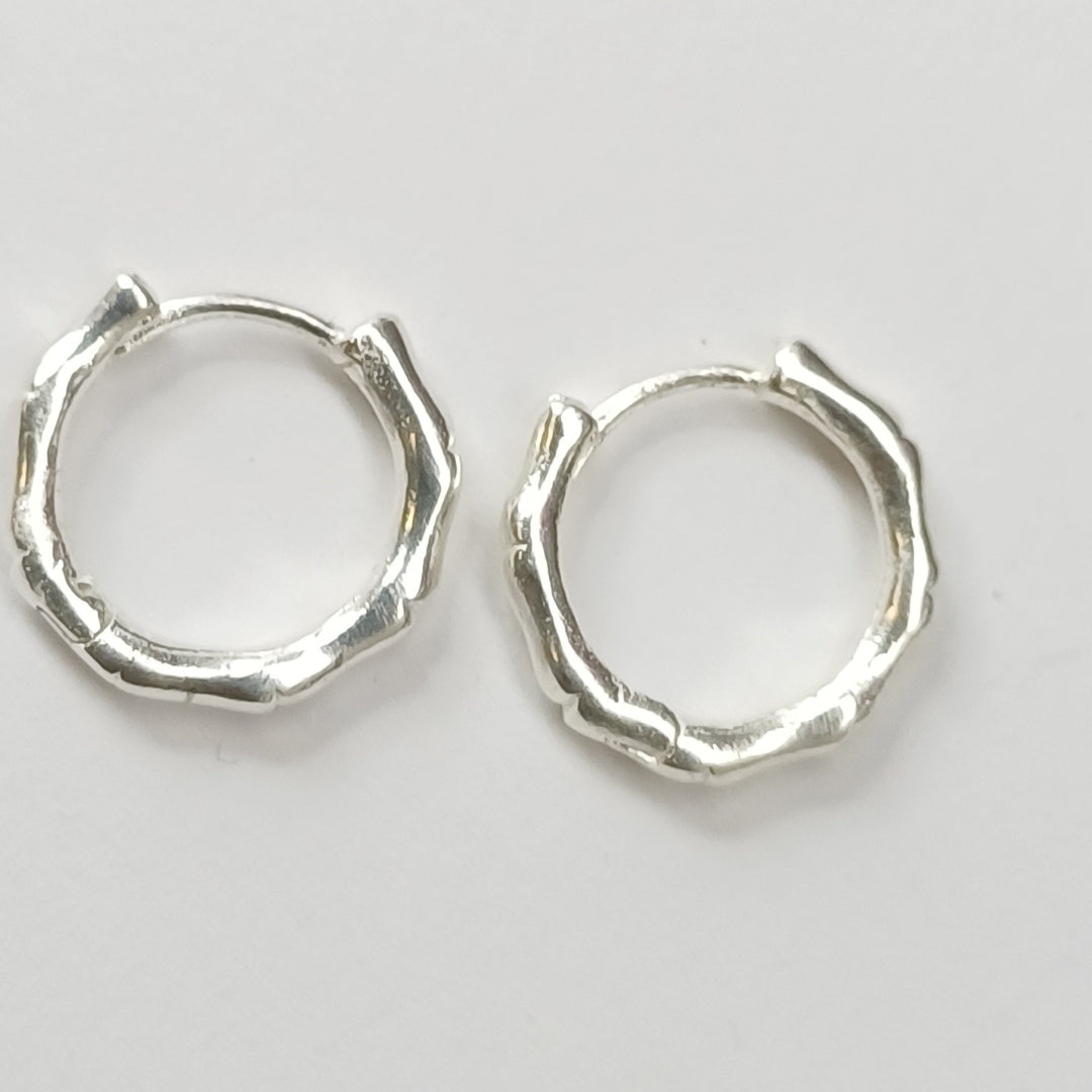 ARRACADAS HUGGIE MOTIVO BAMBU PLATA .925 3.1G (NUEVO)