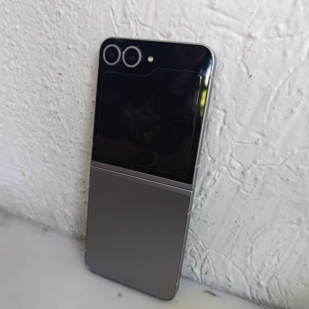 CELULAR SAMSUNG GALAXY Z FLIP6 SM-F741B (2024) 256 GB 12 GB RAM (SEMINUEVO)