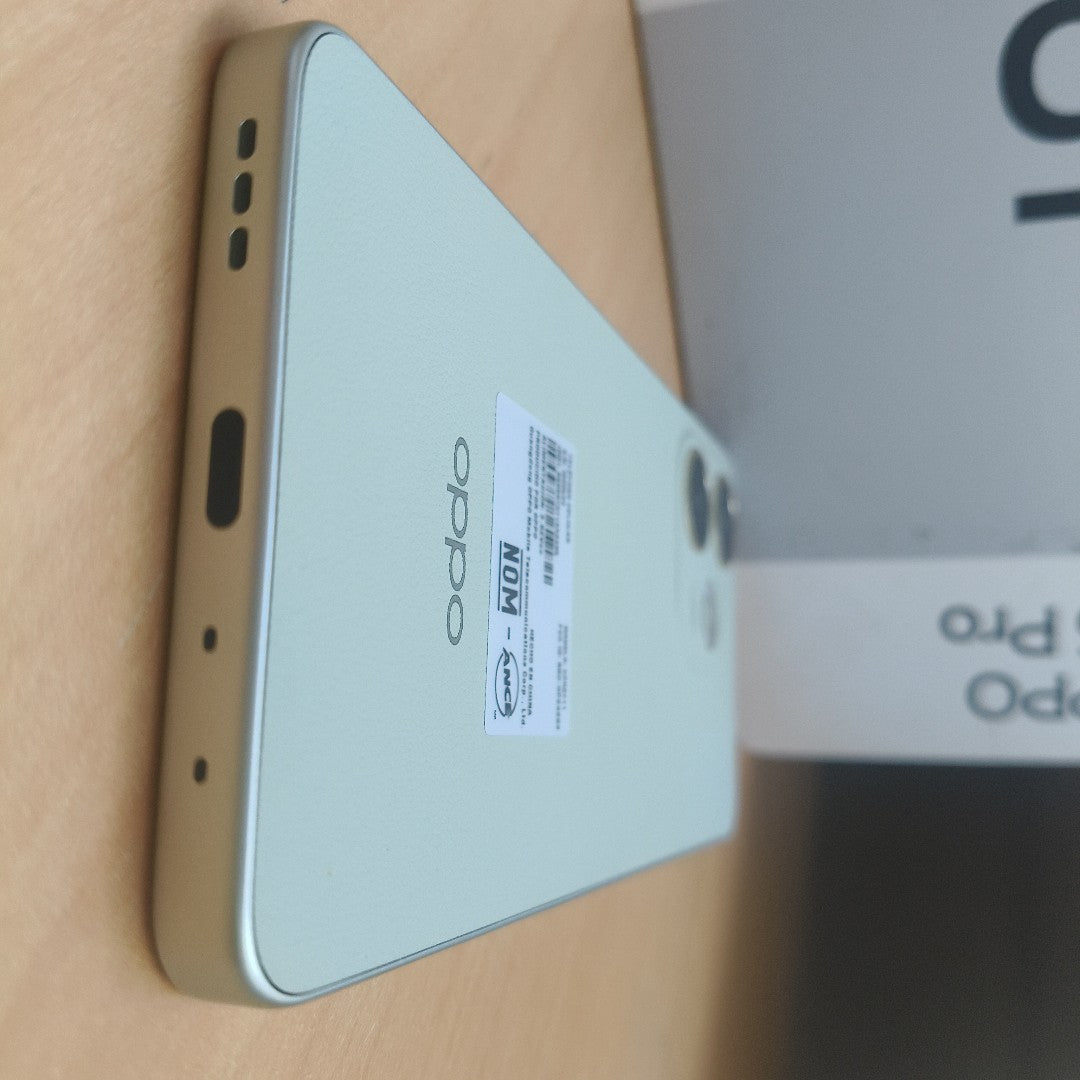 CELULAR OPPO  A5 PRO CPH2711 (2025) 256 GB 8 GB RAM (SEMINUEVO)