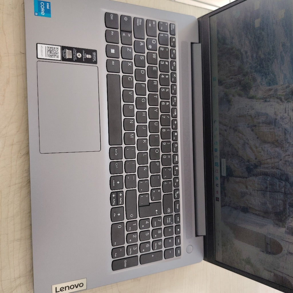 LAPTOP LENOVO IDEAPAD SLIM 3 15IAH8 (2023) 512 GB SSD 8 GB RAM (SEMINUEVO)