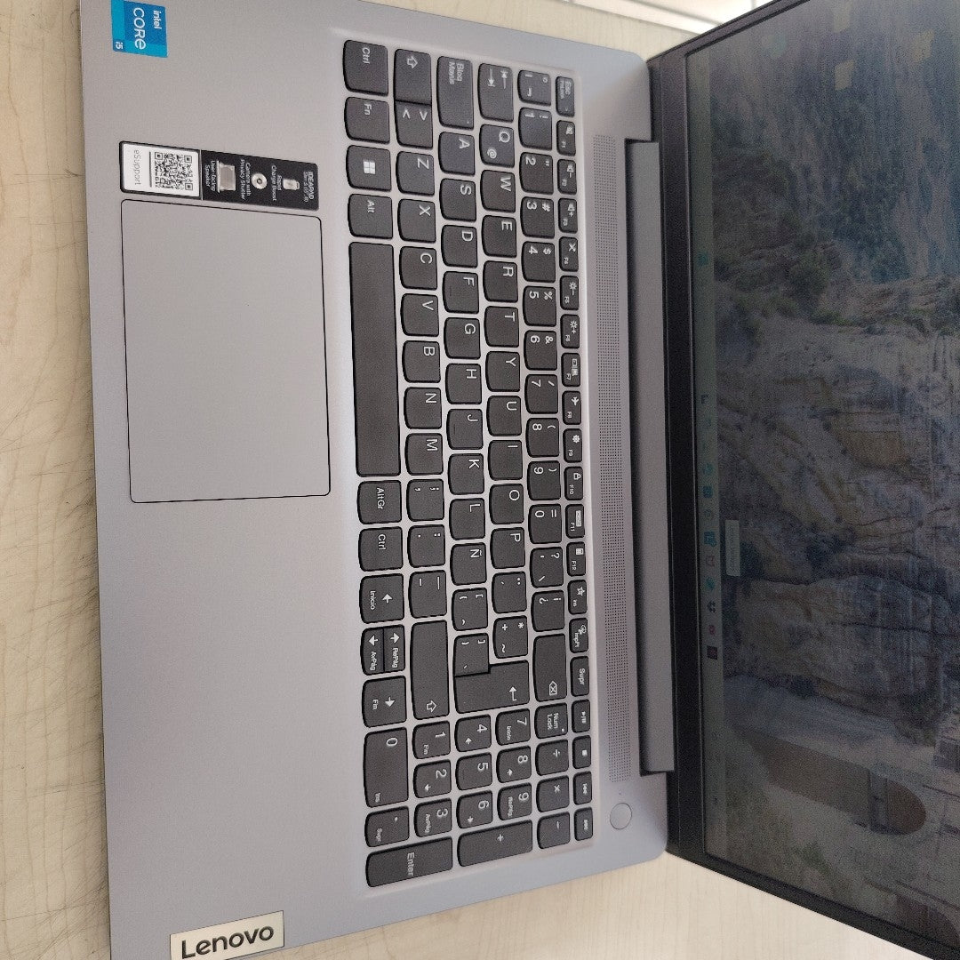 LAPTOP LENOVO IDEAPAD SLIM 3 15IAH8 (2023) 512 GB SSD 8 GB RAM (SEMINUEVO)