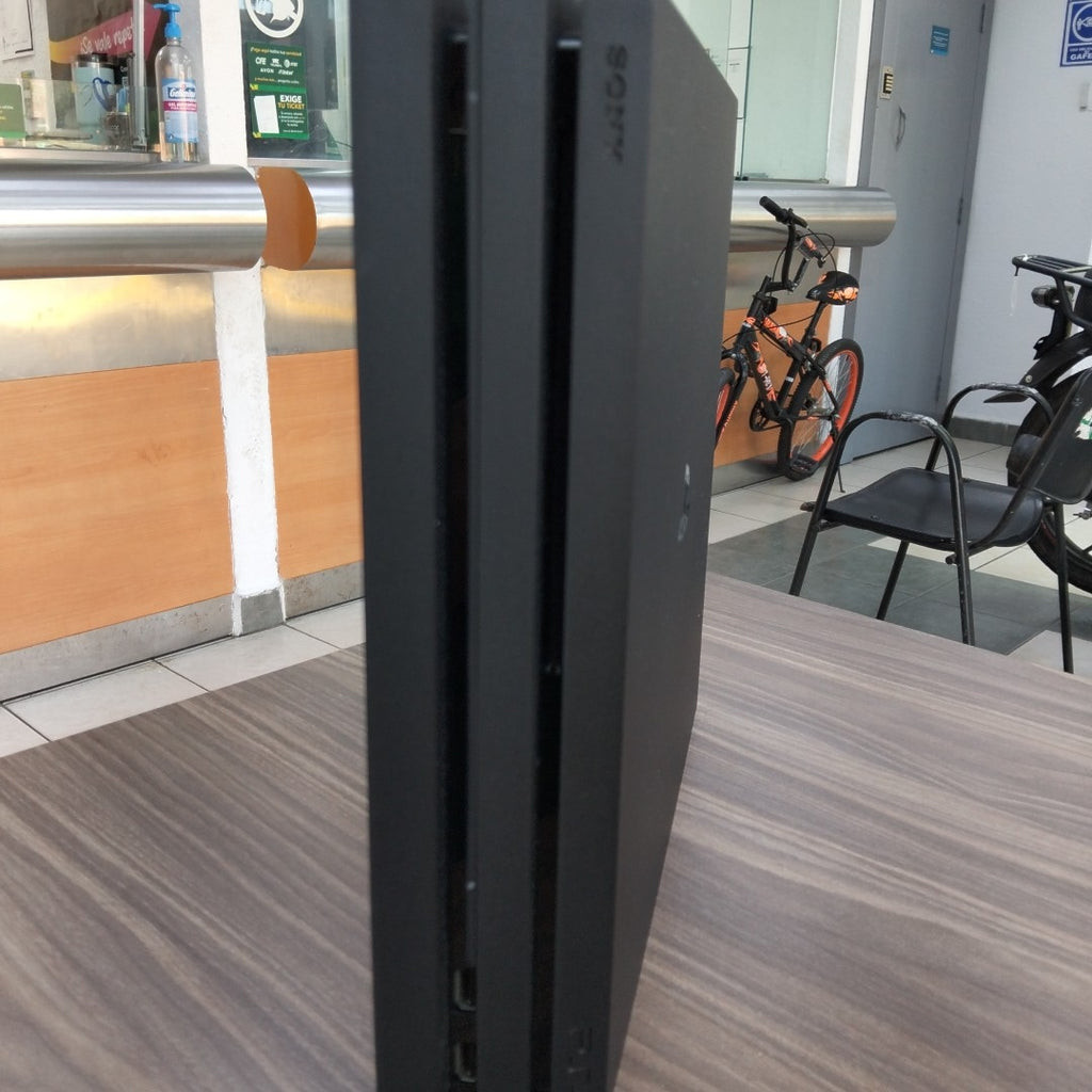 CONSOLA DE VIDEOJUEGO SONY PS4 PRO 1 TB (SEMINUEVO)