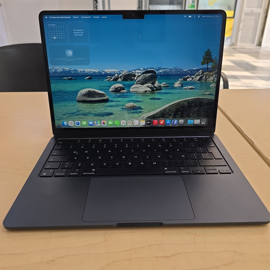 LAPTOP APPLE MACBOOK AIR 13" 2022 3.49 A2681 (8 CPU/8 GPU) 256 GB SSD 16 GB RAM (SEMINUEVO)