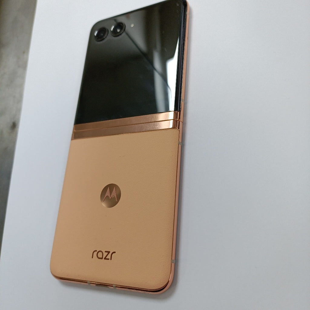CELULAR MOTOROLA RAZR 40 ULTRA XT2321-1 (2023) 512 GB 12 GB RAM (SEMINUEVO)