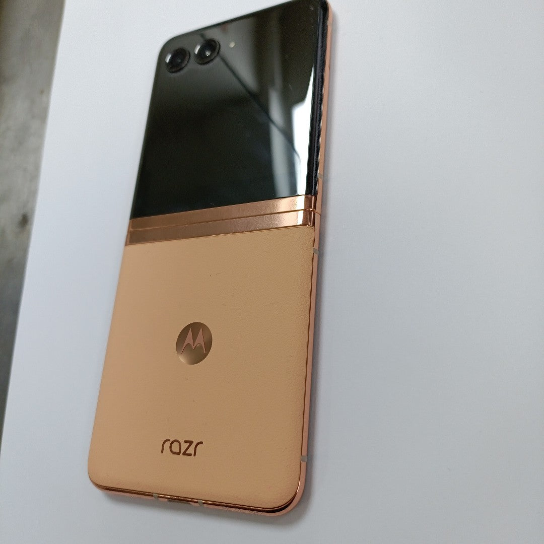 CELULAR MOTOROLA RAZR 40 ULTRA XT2321-1 (2023) 512 GB 12 GB RAM (SEMINUEVO)