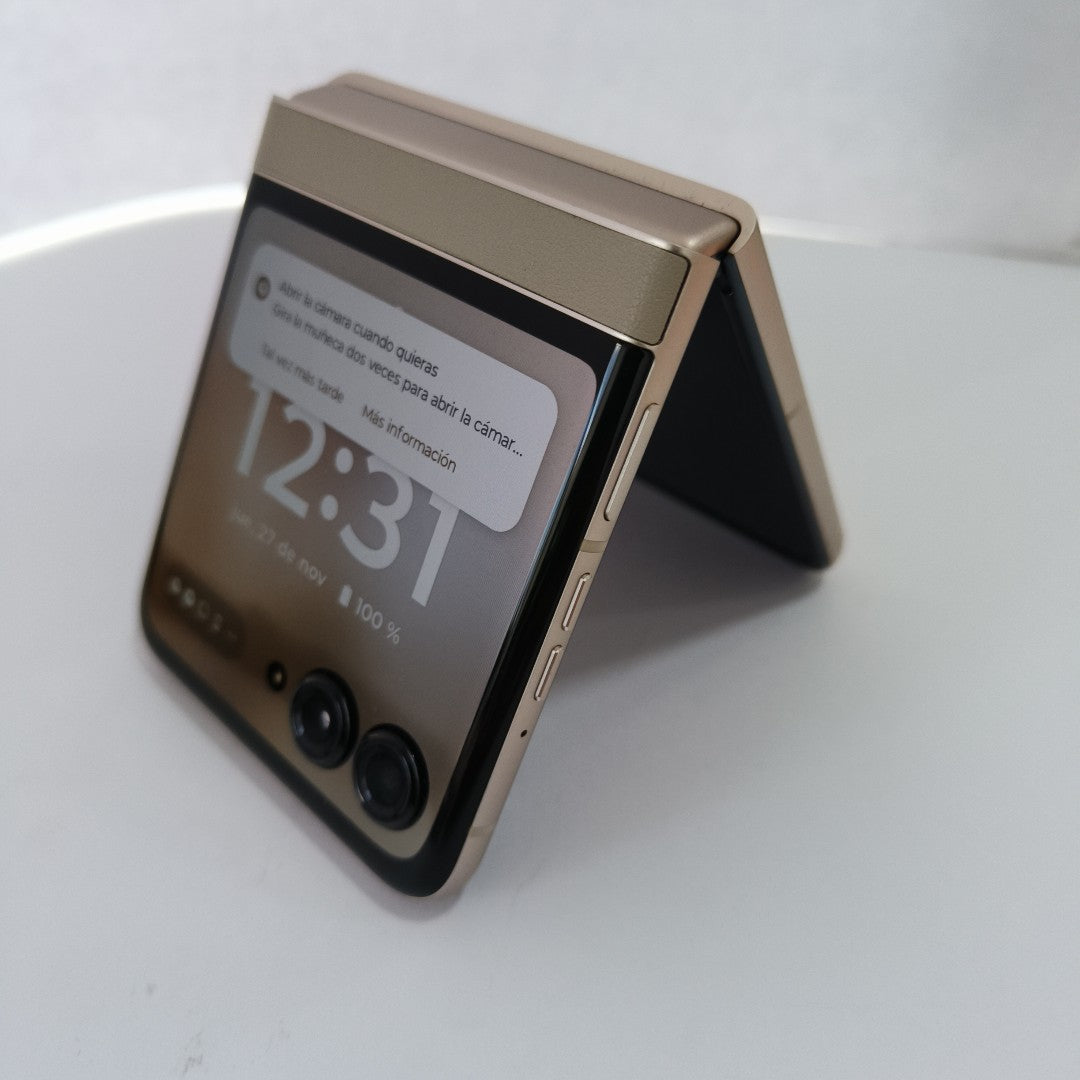 CELULAR MOTOROLA RAZR 50 5G XT2453-1 512 GB 12 GB RAM (SEMINUEVO)