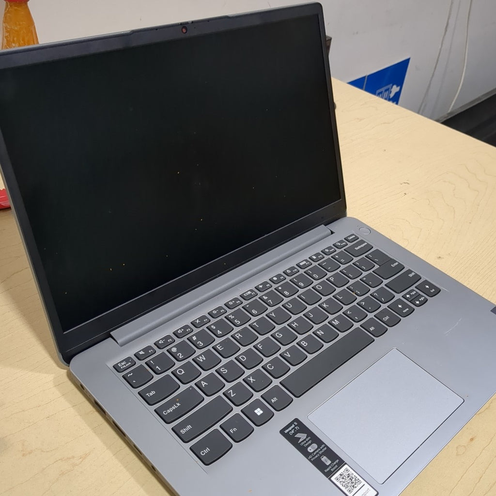 LAPTOP LENOVO V15-IGL (2022) 256 GB SSD 8 GB RAM (SEMINUEVO)