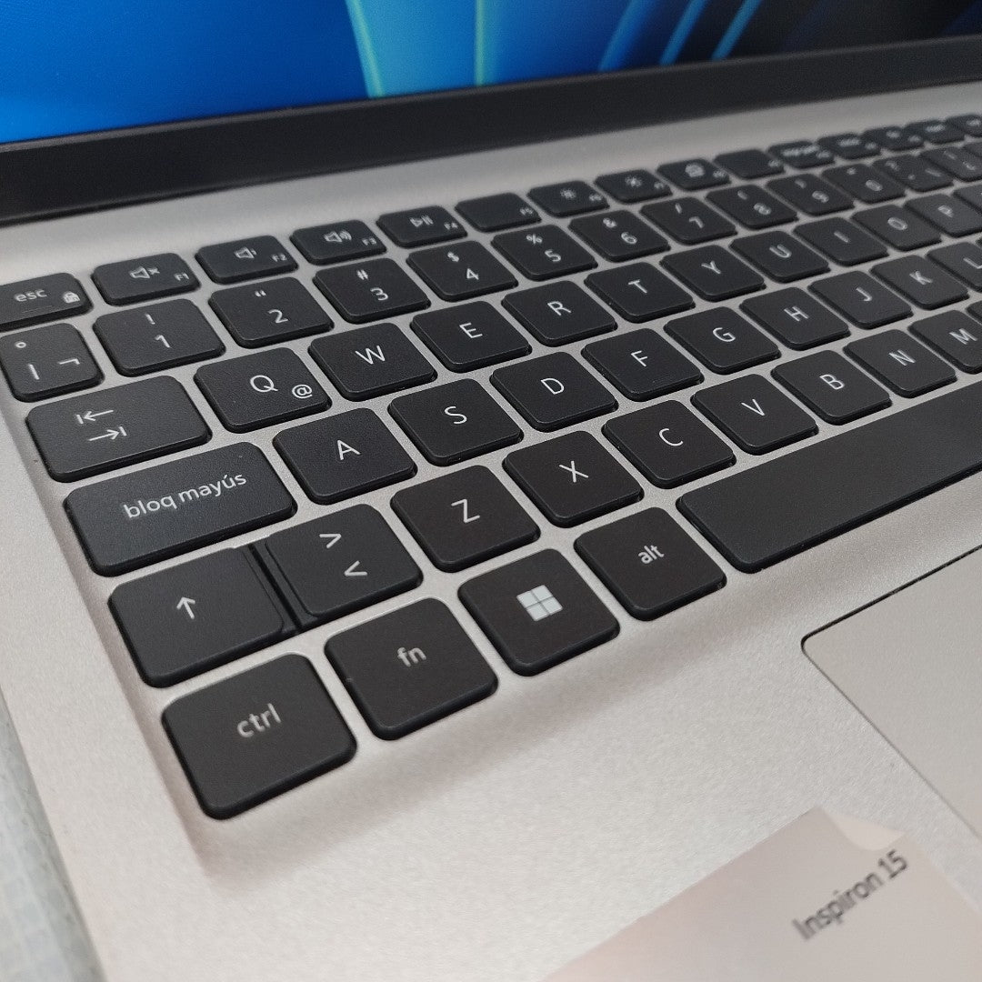 LAPTOP DELL INSPIRON 15 3520 (2024) 512 GB SSD 8 GB RAM (SEMINUEVO)