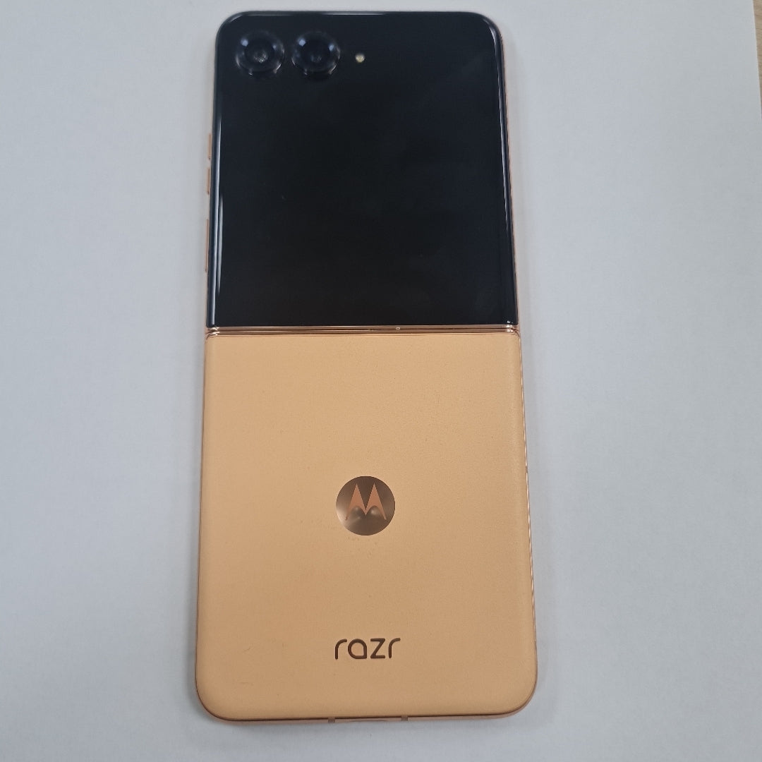 CELULAR MOTOROLA RAZR 50 ULTRA XT2451-3 (2024) 512 GB 12 GB RAM (SEMINUEVO)