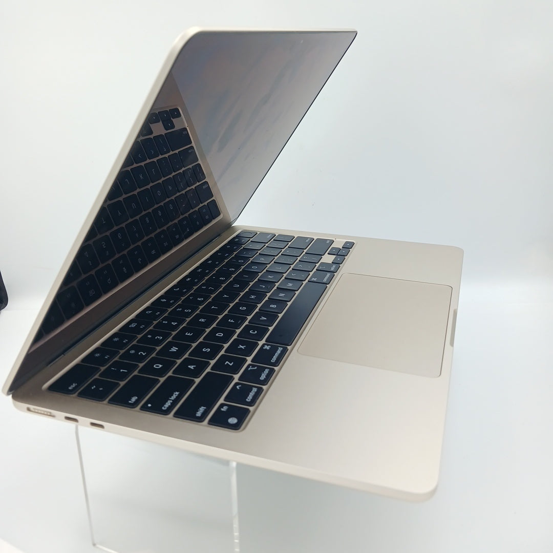 LAPTOP APPLE MACBOOK AIR 13" 2022 3.49 A2681 (8 CPU/8 GPU) 256 GB SSD 8 GB RAM (SEMINUEVO)