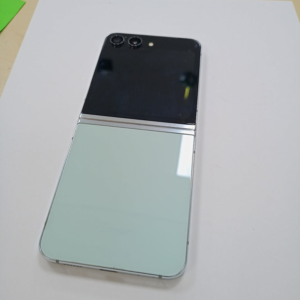 CELULAR SAMSUNG GALAXY Z FLIP 5 SM-F731B (2023) 256 GB 8 GB RAM (SEMINUEVO)