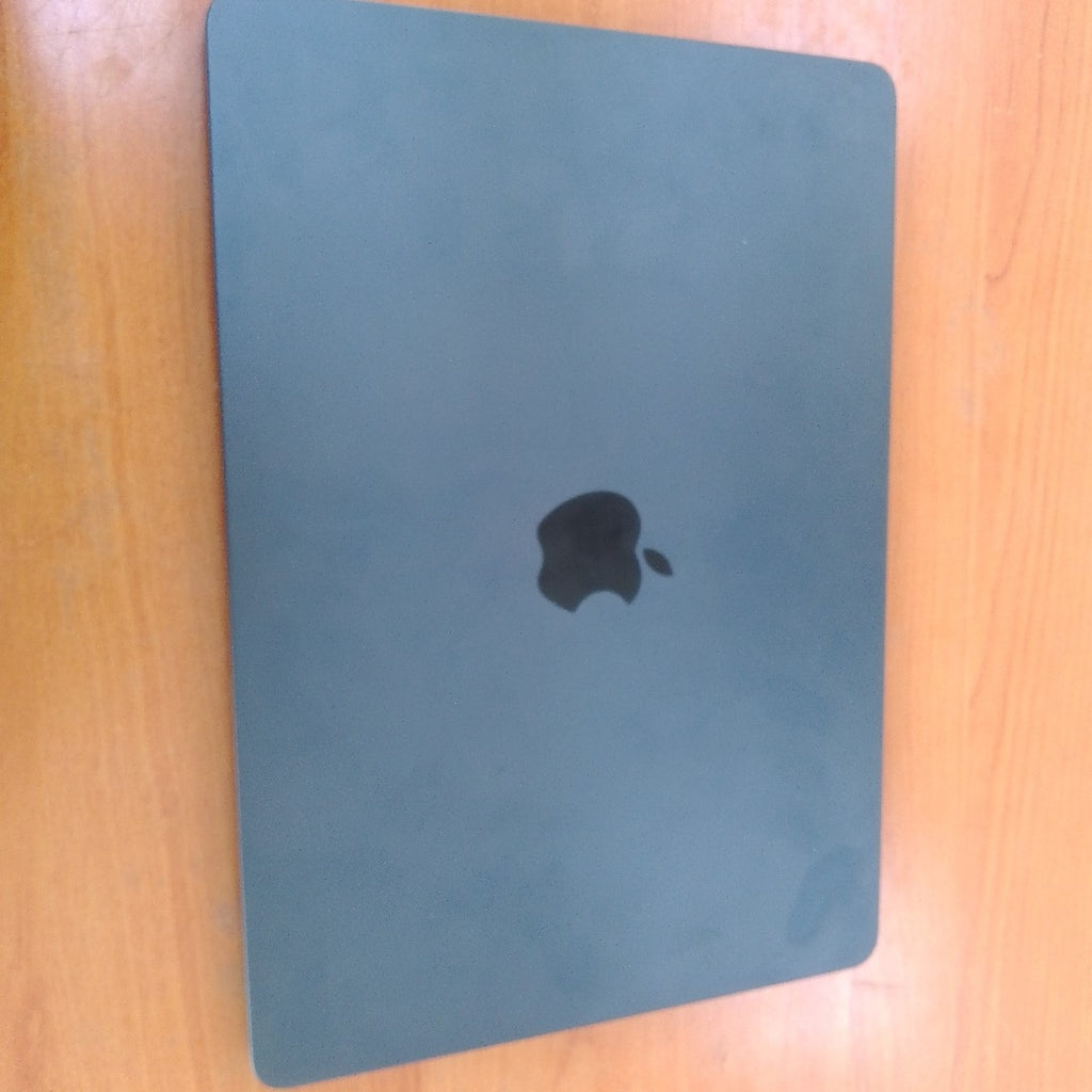 LAPTOP APPLE MACBOOK AIR 13" 2022 3.49 A2681 (8 CPU/8 GPU) 256 GB SSD 8 GB RAM (SEMINUEVO)