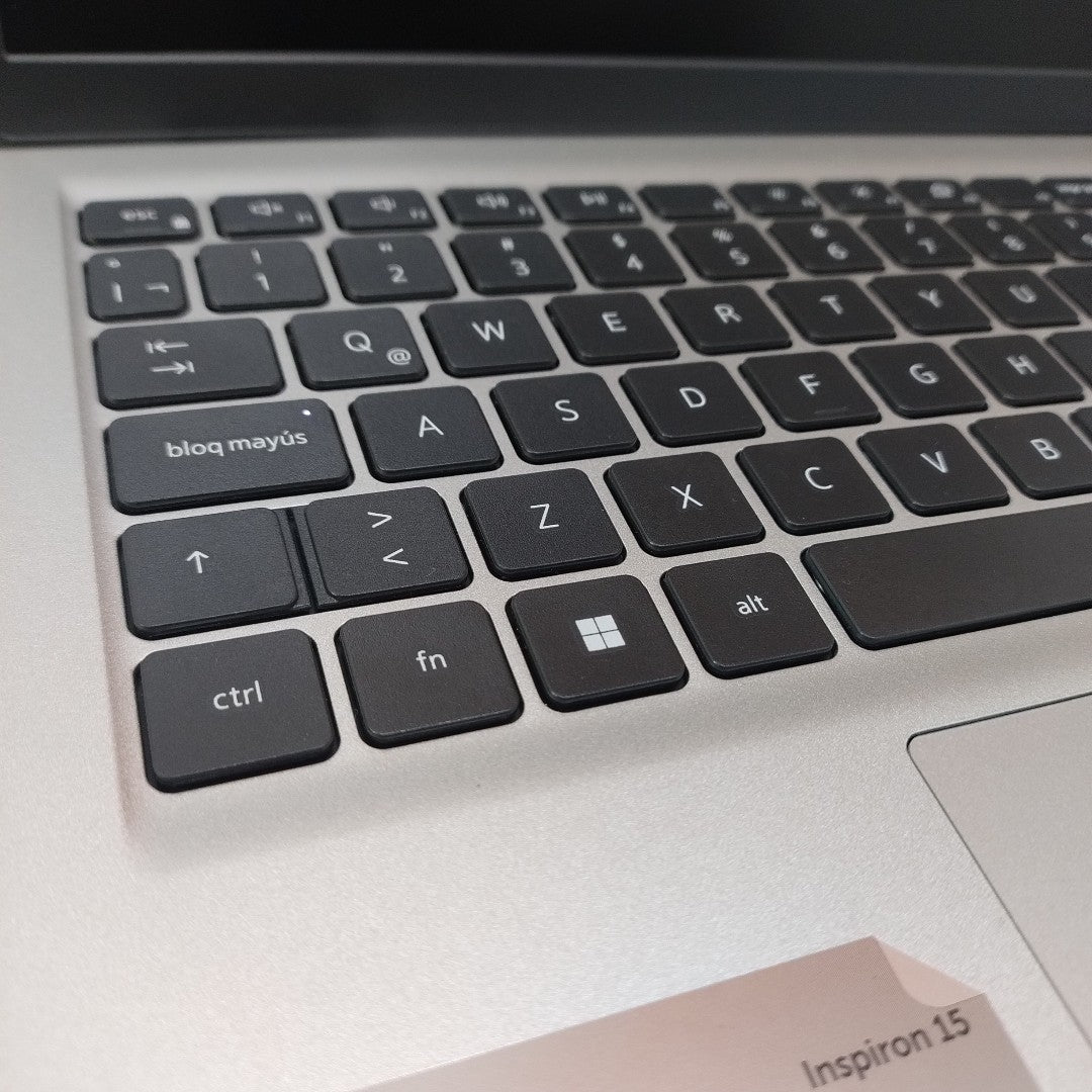 LAPTOP DELL INSPIRON 15 3520 (2024) 512 GB SSD 16 GB RAM (SEMINUEVO)