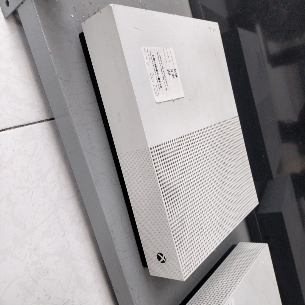 CONSOLA DE VIDEOJUEGO MICROSOFT XBOX ONE S 1 TB (SEMINUEVO)