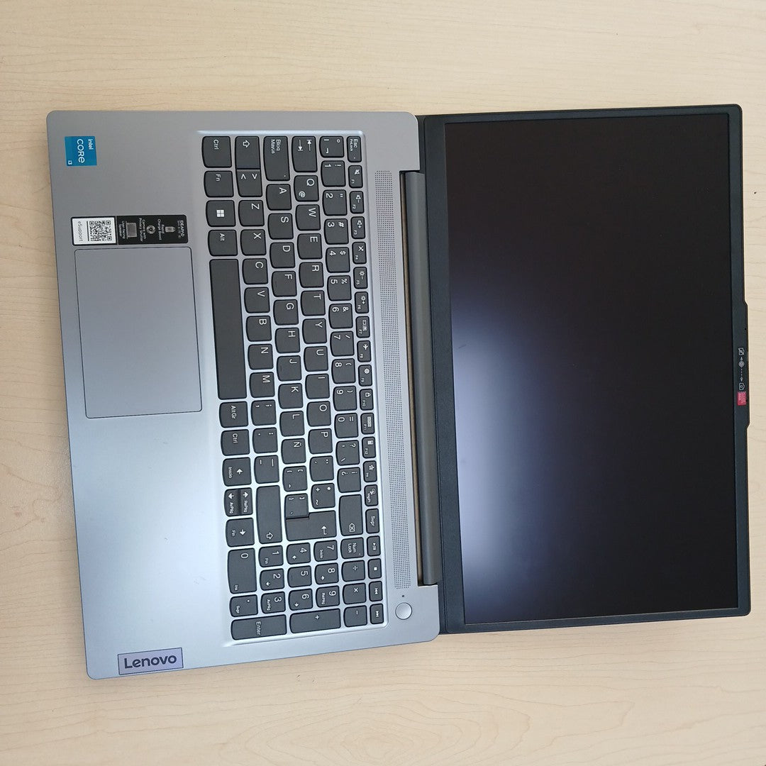 LAPTOP LENOVO IDEAPAD SLIM 3 15IRU8 (2025) 512 GB SSD 8 GB RAM (SEMINUEVO)